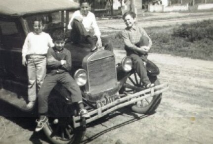 Única foto del auto con el anterior dueño y sus sobrino-nietos