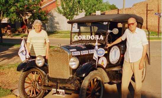 Los hermanos Amadei junto a El Caminante en 2001