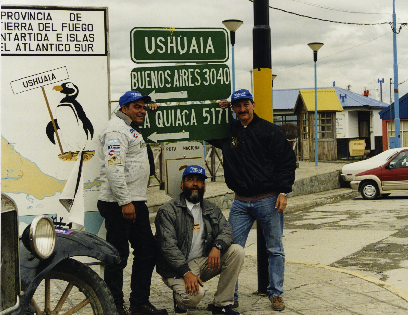Daniel Bollo, Domingo Koiman y Alfredo Civalero al llegar a Ushuaia