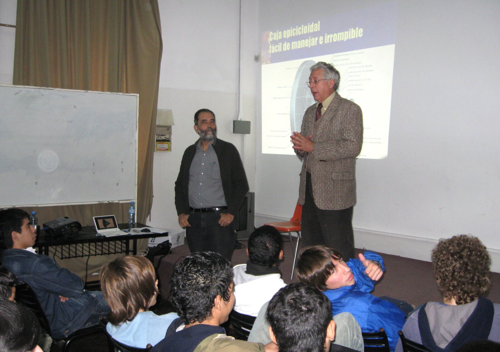Clase teórica sobre el Ford T en la Escuela Técnica Ing. Cassaffousth