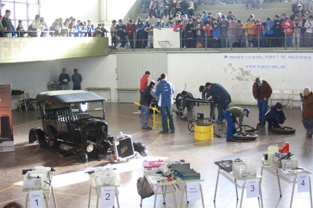 El armado completo de El Caminante en el gimnasio de la escuela