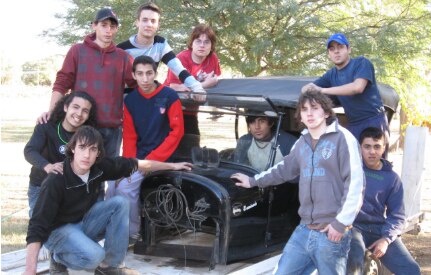 Estudiantes de la Escuela Técnica con el chasis de El Caminante