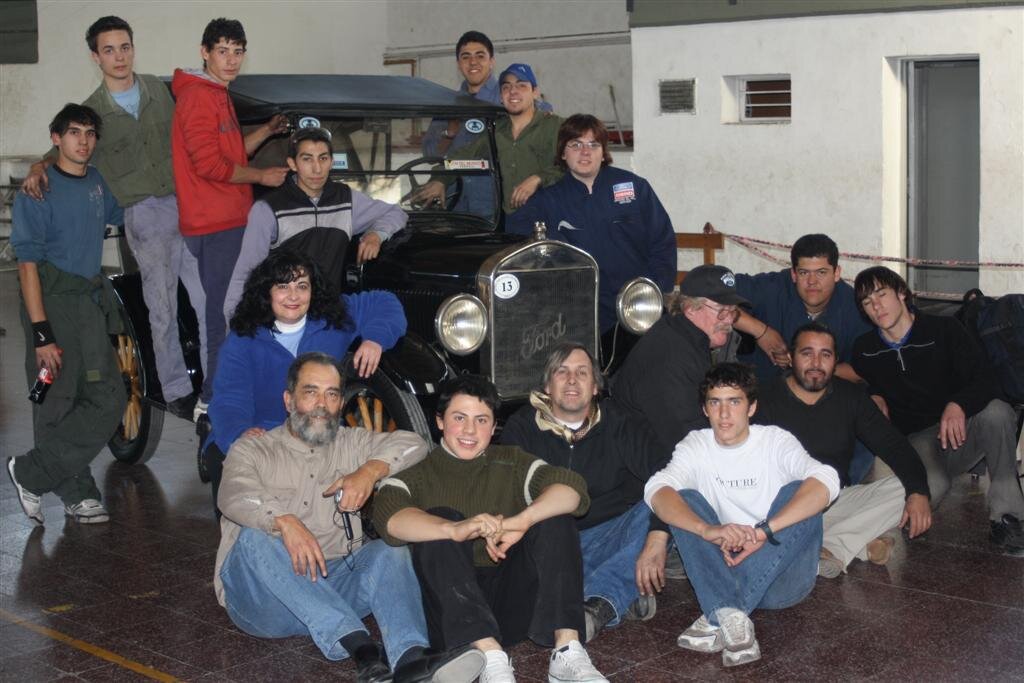 Estudiantes y miembros del Club junto a El Caminante ya armado
